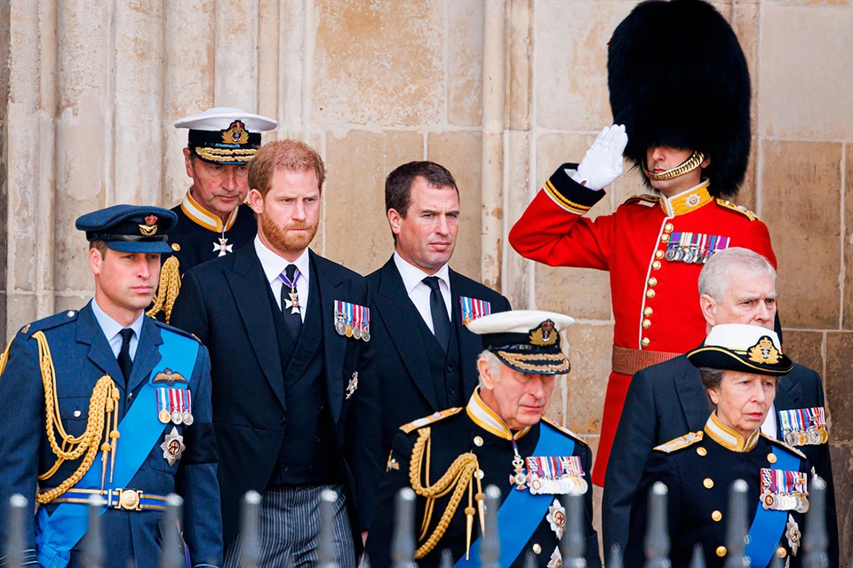 Карл III и принц Уильям не собираются приносить извинения герцогу Сассекскому Гарри.