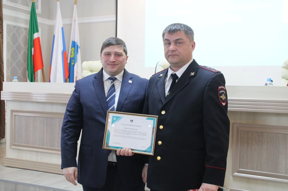 Сотрудникам силовых структур глава района вручил благодарственное письмо и подарки