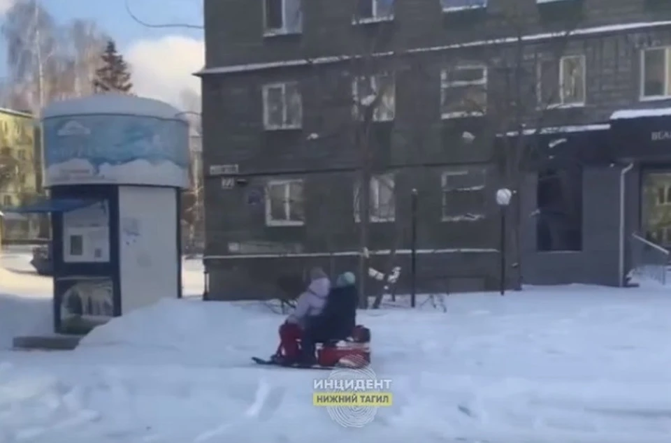 Детишки быстро освоили покатушки на скорости. Фото: паблик "Инцидент Нижний Тагил"