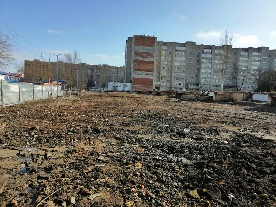 В Ейске вывезли строительный мусор после демонтажа аварийных конструкций дома. Фото: пресс-служба администрации Краснодарского края.