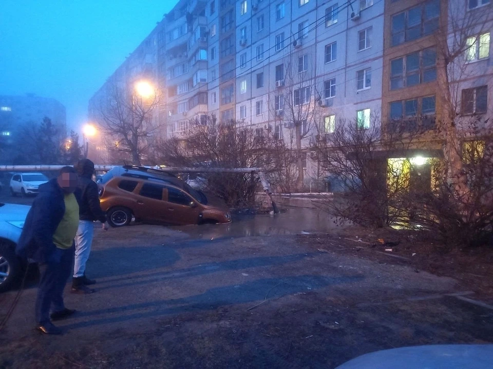 Машина ушла под землю на улице Николая Островского