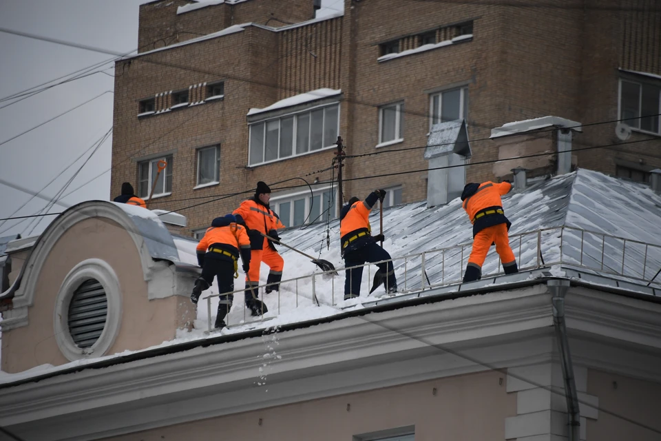 На сегодняшний день 2389 из 3875 скатных крыш очищены от снега.