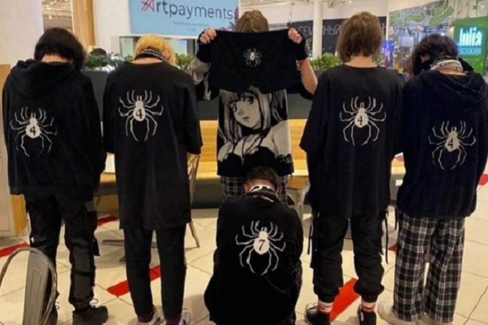 Подростков в одежде с пауками замечали в торговых центрах. Фото: соцсети