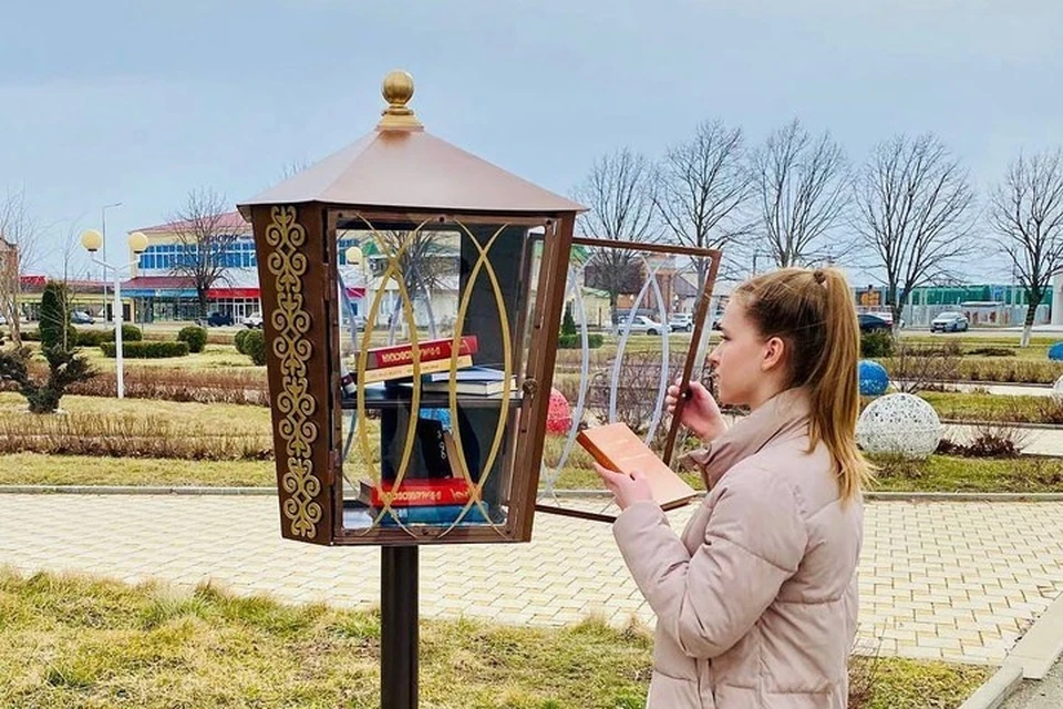 В Адыгее появилась уличная библиотека. Фото: пресс-службы администрации Кошехабльского района.