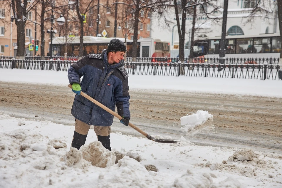 Новосибирцы сами убрали снег на улице Объединения, не дождавшись работы УК.