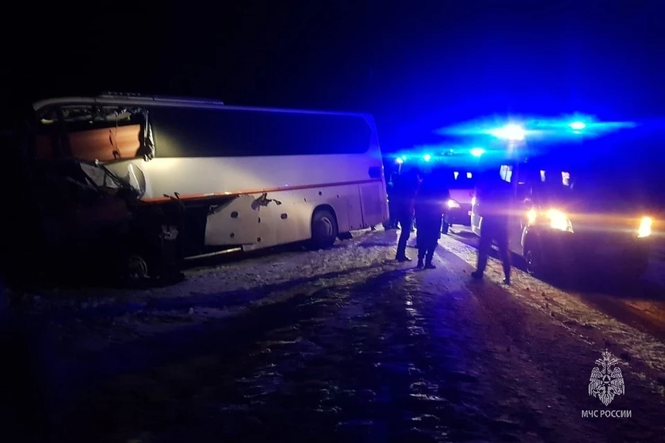 В МВД раскрыли подробности смертельной аварии с автобусом «Новосибирск-Семей» и грузовиком. Фото: ГУ МЧС Алтайский край.