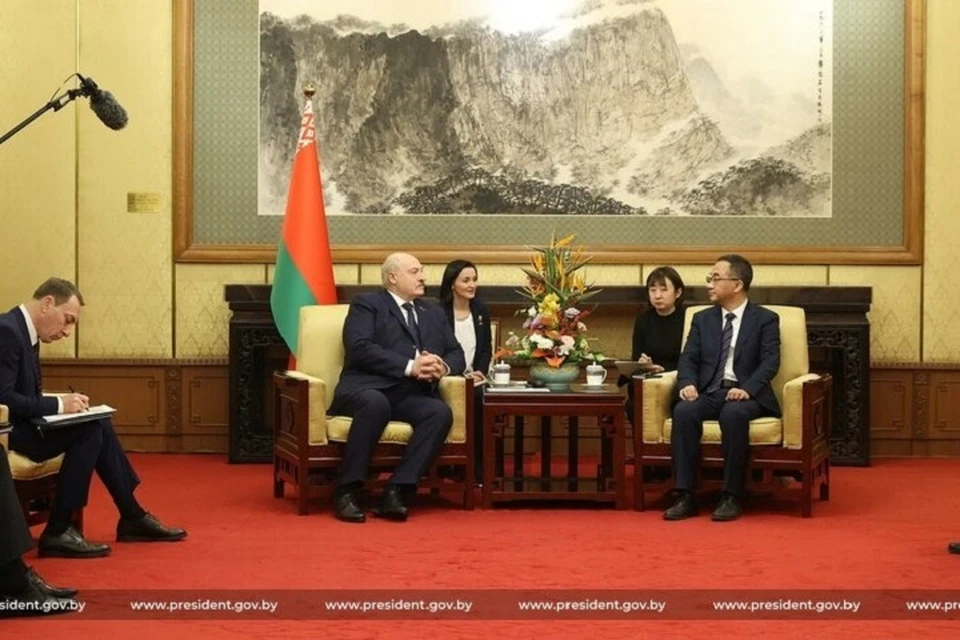 Момент встречи Александра Лукашенко с с руководством Первой китайской автомобильной корпорации «ФАВ Груп». Фото: president.gov.by