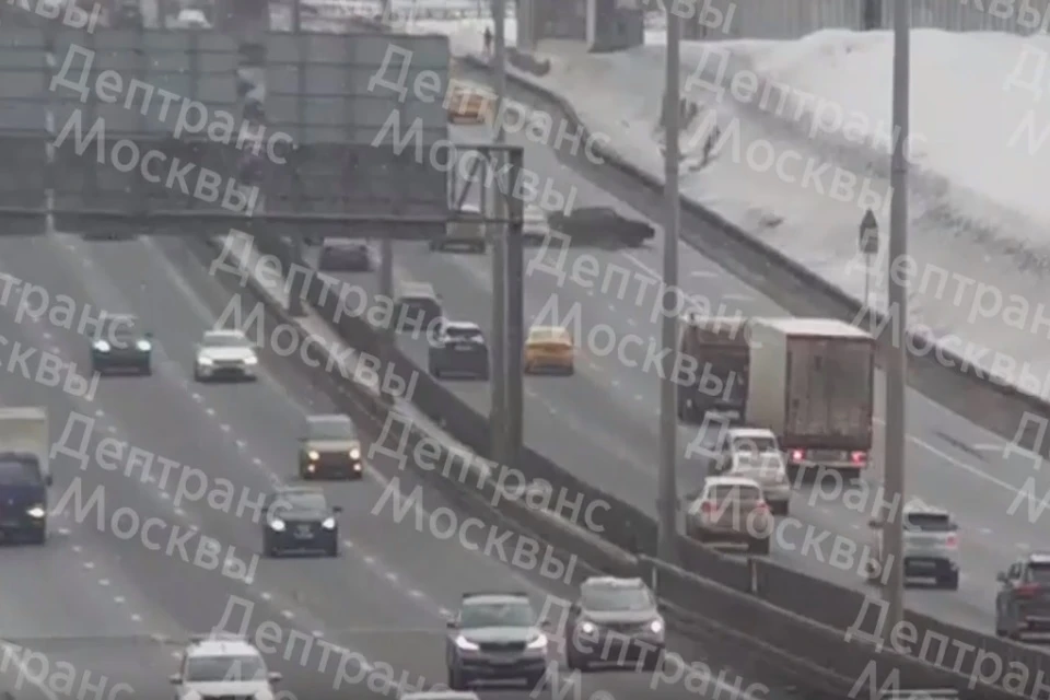 На месте ДТП работают оперативные службы города