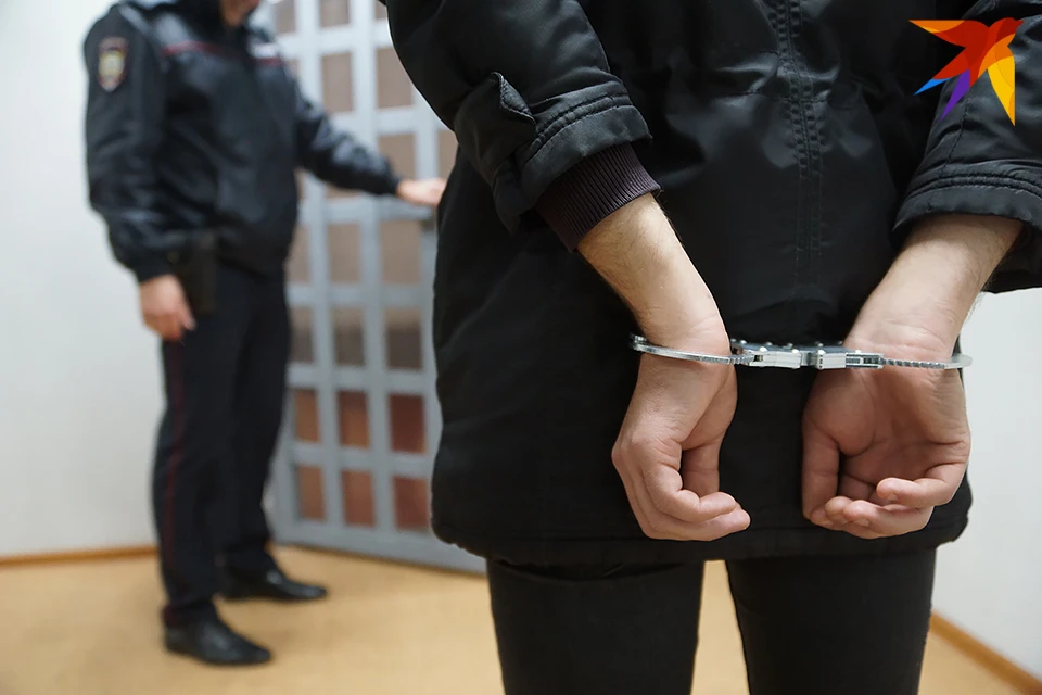В отношении мурманчанина возбуждены уголовные дела по части 1 статьи 158 УК РФ (кража), он находится под подпиской о невыезде.