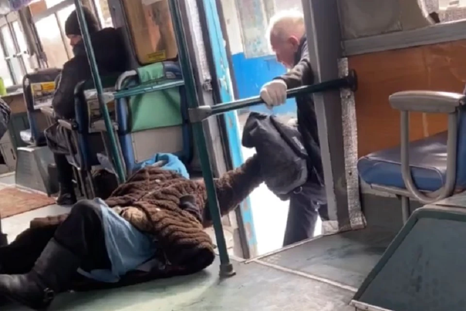 Мужчина тащил пассажирку по полу и лестнице Фото: скриншот из видео