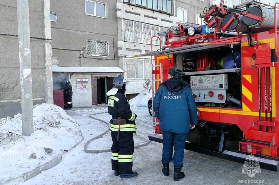 Пять человек спасли из горящей пятиэтажки в Ангарске ночью 3 марта