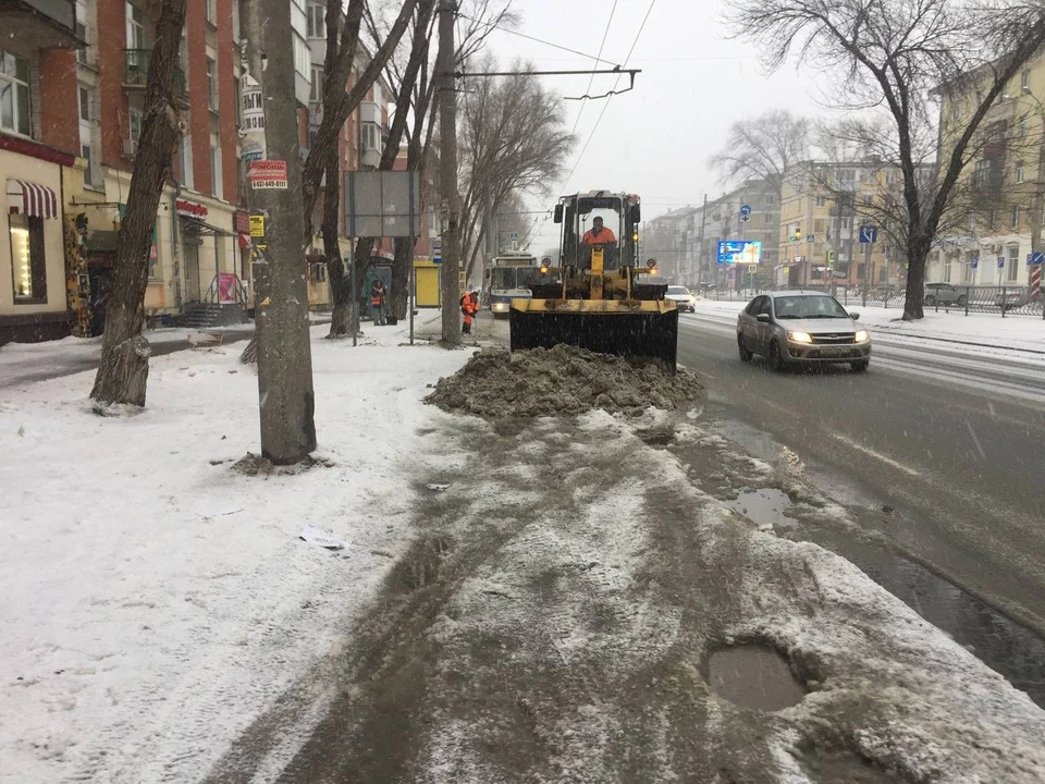 Усиленная работа продолжается, чтобы город был готов к началу новой недели. Фото: телеграм-канал Елены Лапушкиной