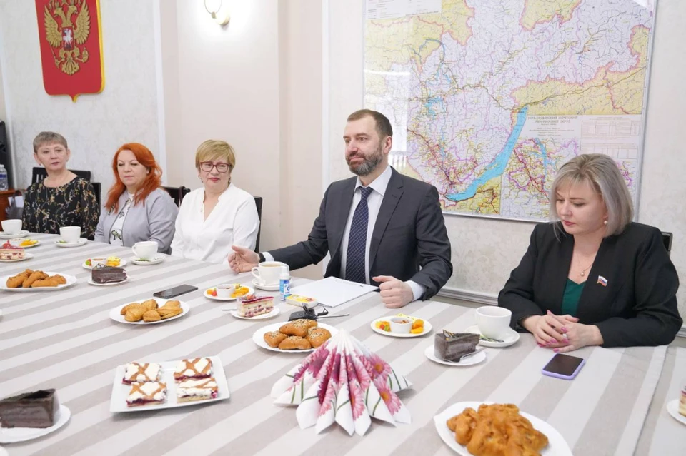 Александр Ведерников обсудил поддержку педагогов с председателями муниципальных дум.