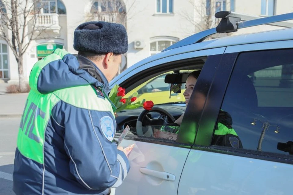Накануне главного женского праздника автоледи Севастополя получали от сотрудников ГИБДД не предупреждения, а цветы. Фото: пресс-служба полиции Севастополя