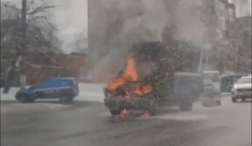 Автомобиль Почты России загорелся возле ДК «Шарм» в Смоленске. Фото: «Подслушано Смоленск» в социальной сети.