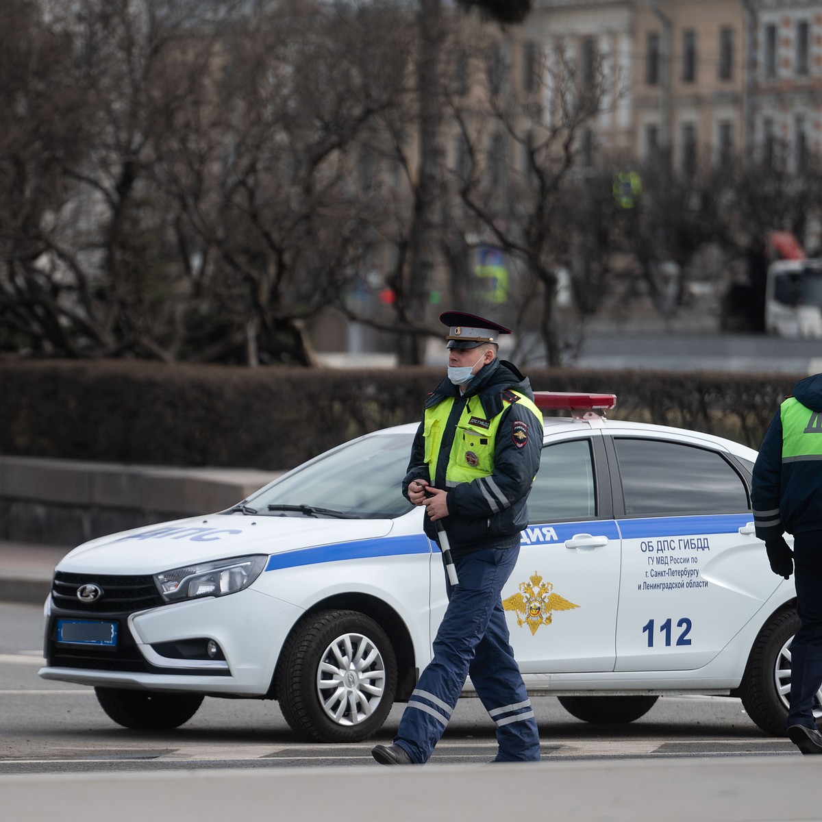 Машина с надписью ФСБ вылетела на тротуар после ДТП в центре Петербурга -  KP.RU