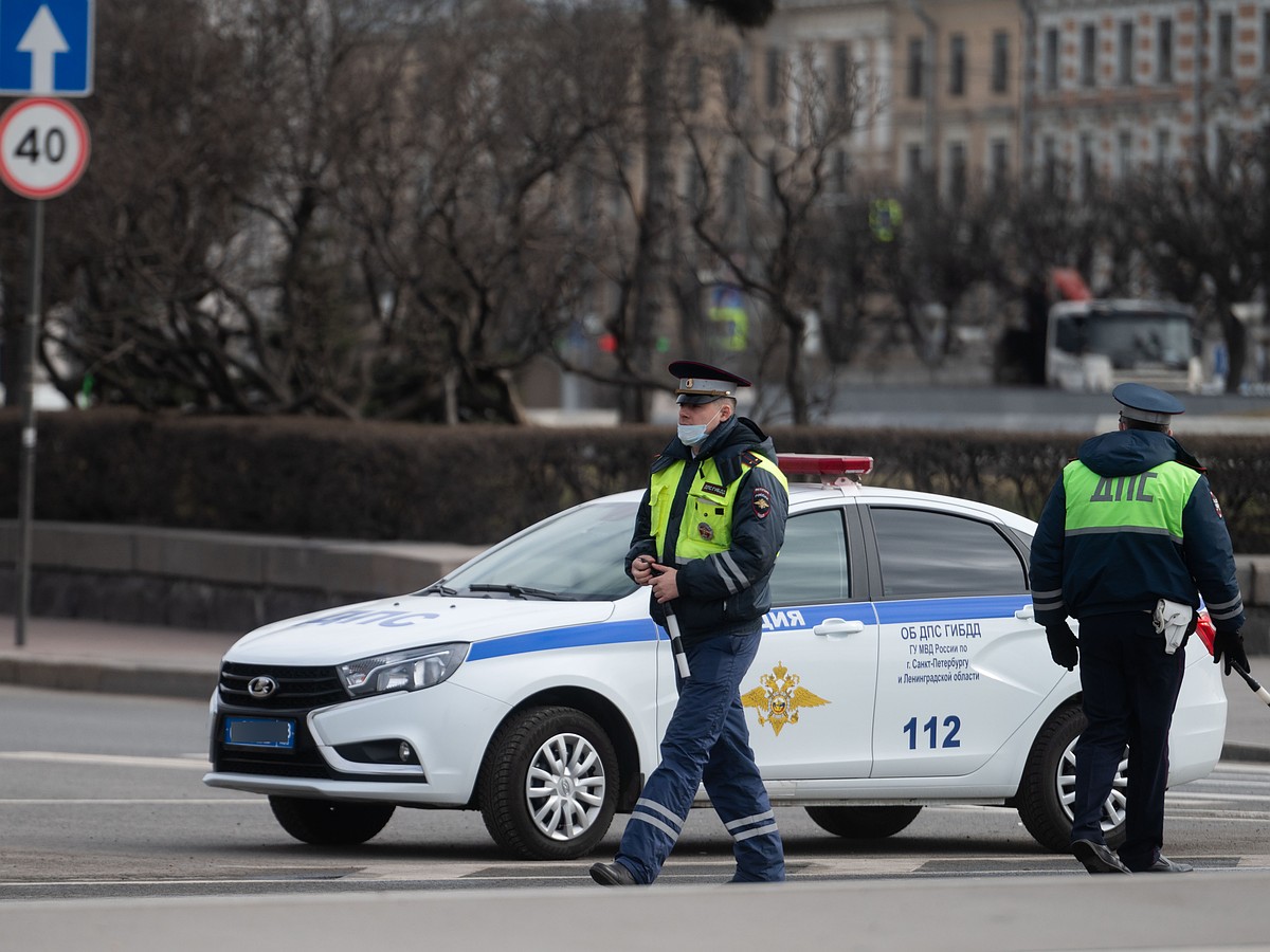 Машина с надписью ФСБ вылетела на тротуар после ДТП в центре Петербурга -  KP.RU