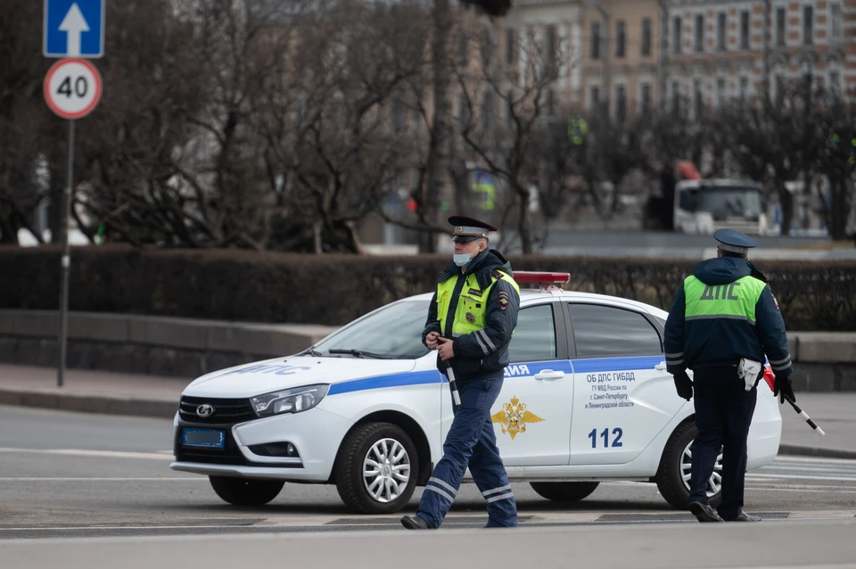 Машина с надписью ФСБ вылетела на тротуар после ДТП в центре Петербурга