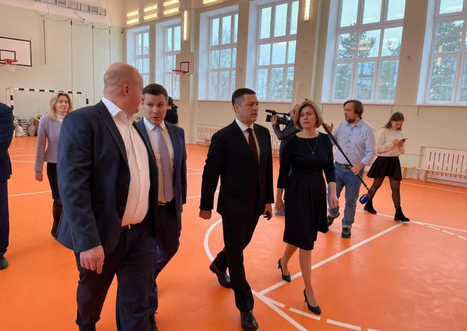 Псковский губернатор посетил новую гимназию на улице Юбилейной
