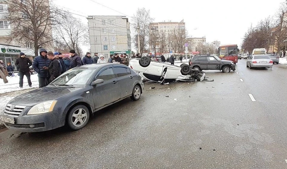 В массовом ДТП на улице Металлургов в Туле автомобиль перевернулся на крышу
