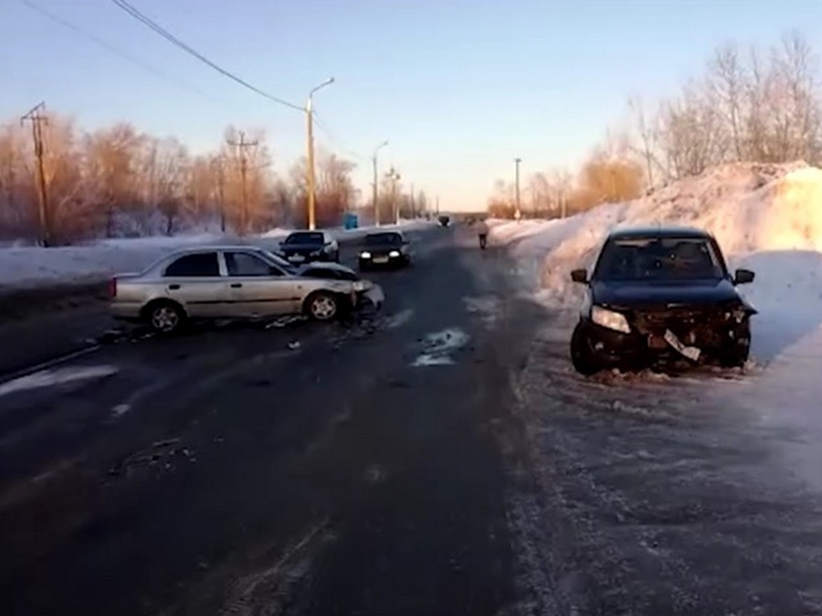 В Башкирии после ДТП с Lada Granta и Hyundai Accent госпитализировали обоих  водителей - KP.RU