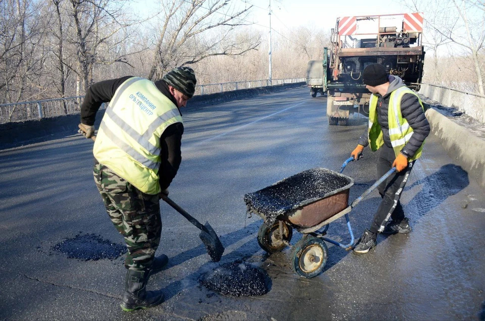 Ямочный ремонт выполняют с применением литого асфальтобетона