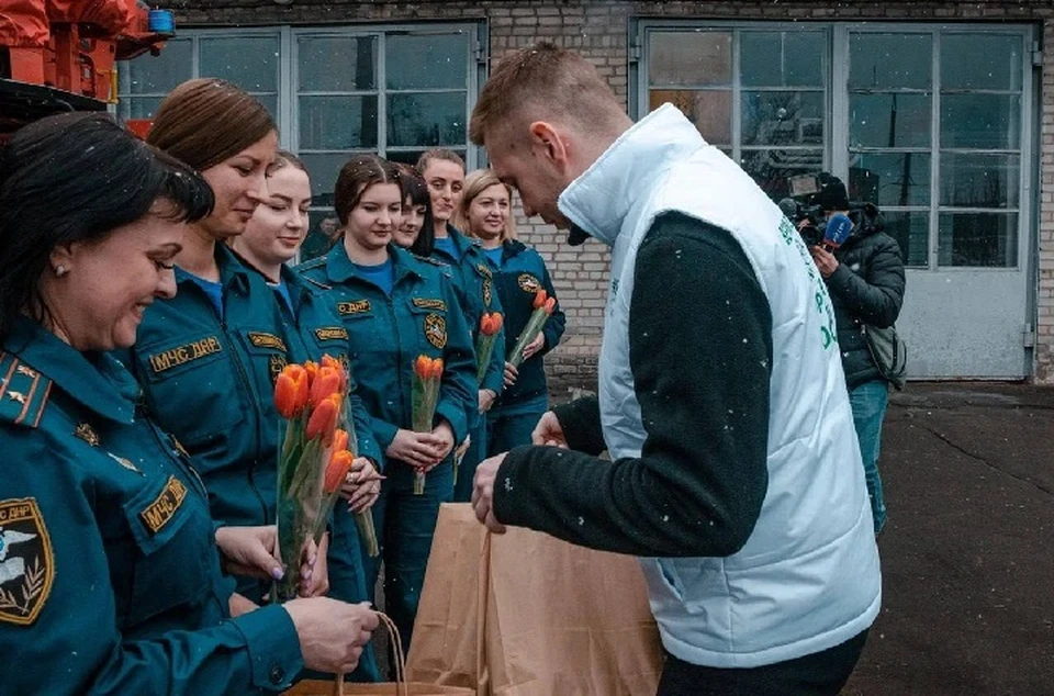 Цветы и сладкие подарки уже вручили сотрудницам МЧС ДНР. Фото: пресс-служба «МР»
