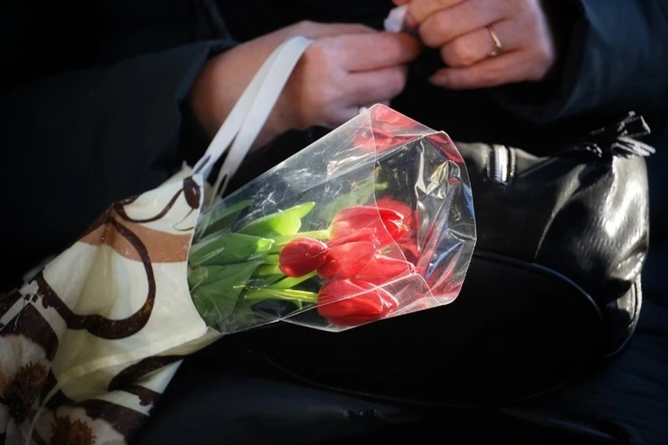 В Ярославле на автобусном маршруте №176 женщинам дарят цветы. ФОТО: департамент транспорта Ярославской области