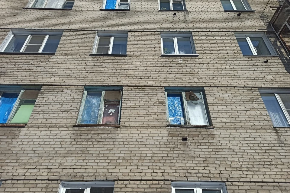 В Новосибирске жители Линейной, 41 месяц живут с разбитыми окнами.