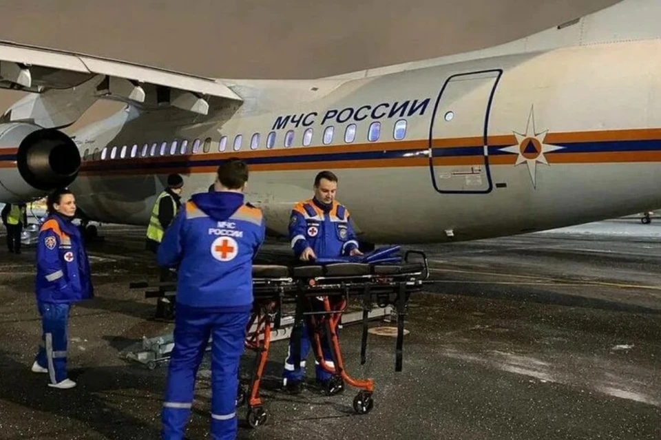 Спецборт МЧС из Иркутска с тяжело пострадавшим пожарным прибыл в Санкт-Петербург 9 марта. Фото: МЧС России