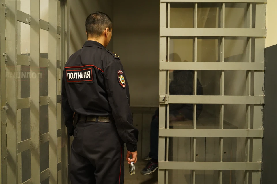 Кузбасских наркоторговцев отправили за решетку на семь с поливной лет