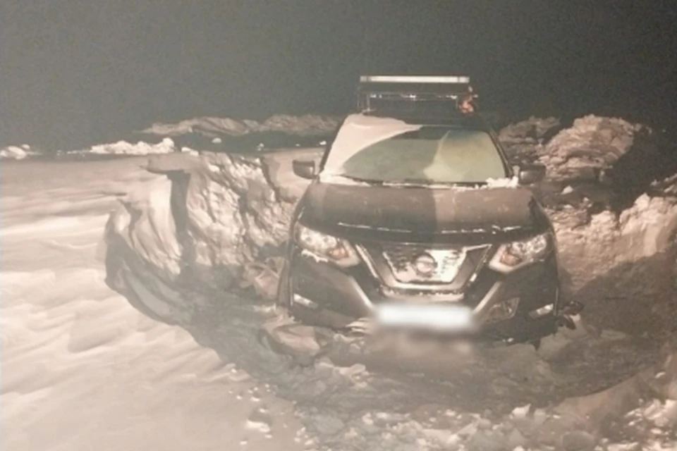 В Якутии двое мужчин провели четыре дня в тайге на 50-градусном морозе: машину замело по самые стекла. Фото: полиция Республики Саха (Якутия)