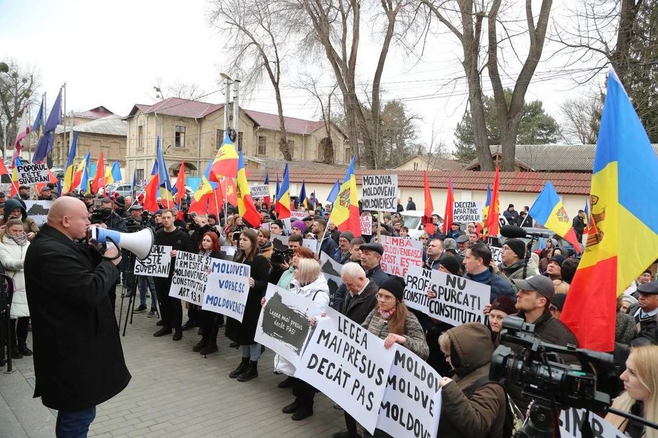 Верхом беззакония, произвола и цинизма стала отмена парламентским большинством PAS молдавского языка, в результате чего была грубо попрана Конституция Республики Молдова. Фото: socialistii.md