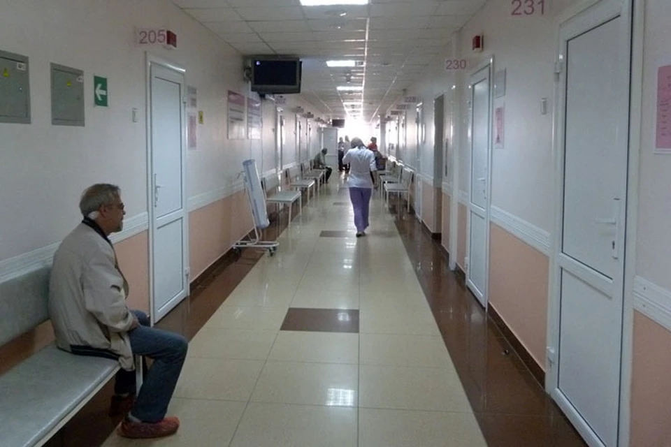 В Тюмени пациент получил повредил восемь сухожилий и два нерва из-за упавшего на руку зеркала