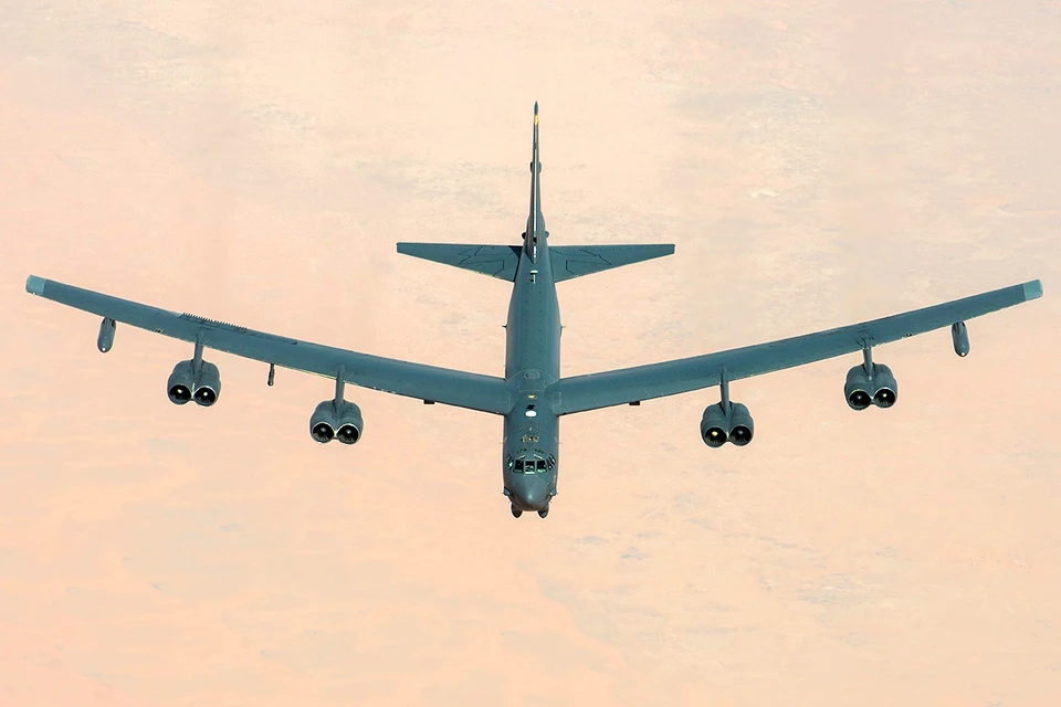 Стратегический бомбардировщик ВВС США B-52Н Stratofortress с позывным NOBLE61 совершил маневр над Балтикой примерно в 200 километрах от Санкт-Петербурга.