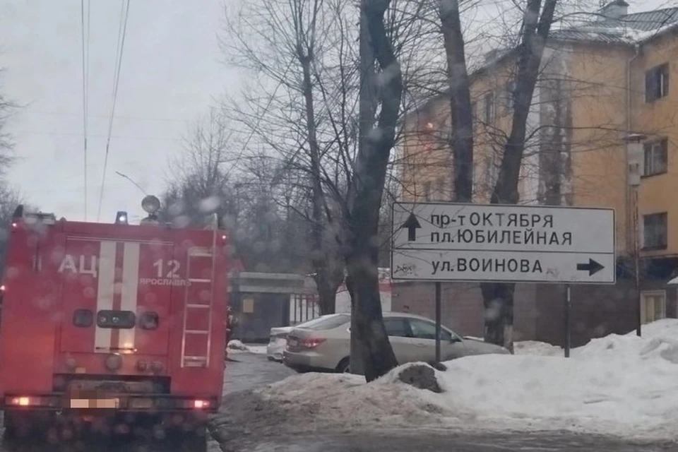 В Ярославле из пожара на проспекте Ленина эвакуировали двух человек. ФОТО: группа "Подслушано в Ярославле" ВКонтакте