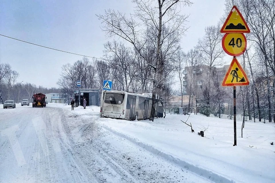 Автобус съехал в кювет на остановке «Кинотеатр Хабаровск» Фото: @dps_hab