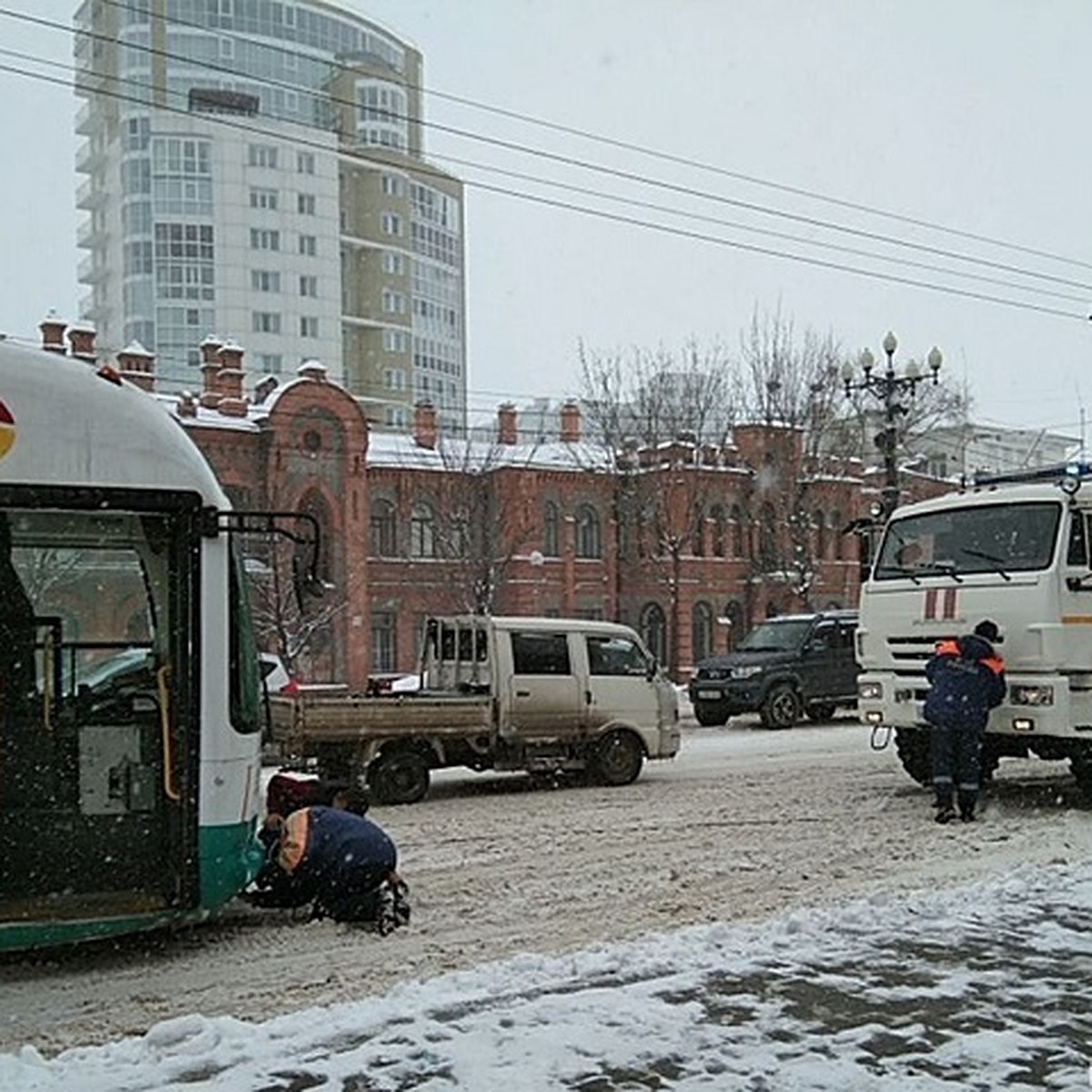 Застрявшие в зыбучих снегах: автобусы и грузовики повисли на подъемах в  центре Хабаровска - KP.RU