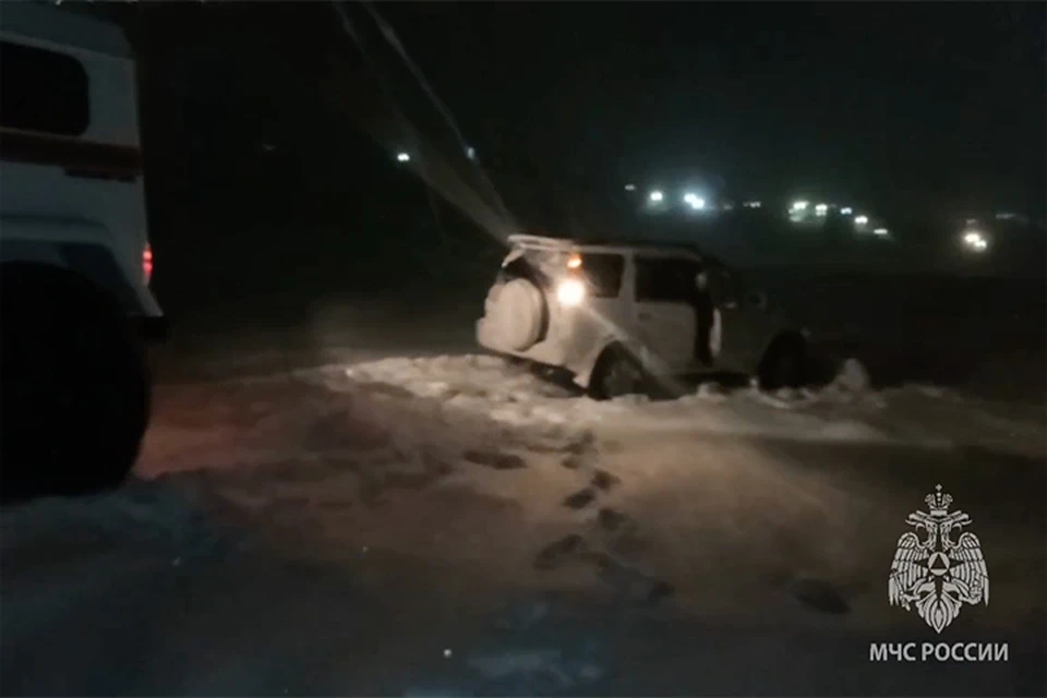 Автомобиль из бухты пришлось доставать при помощи лебедки и вездехода Фото: скриншот из видео