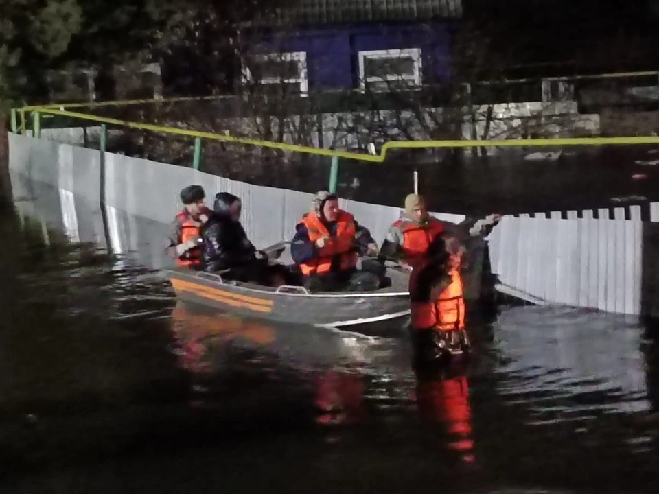 На лодке спасатели и волонтеры переправили жителей нескольких домов в пункт временного размещения