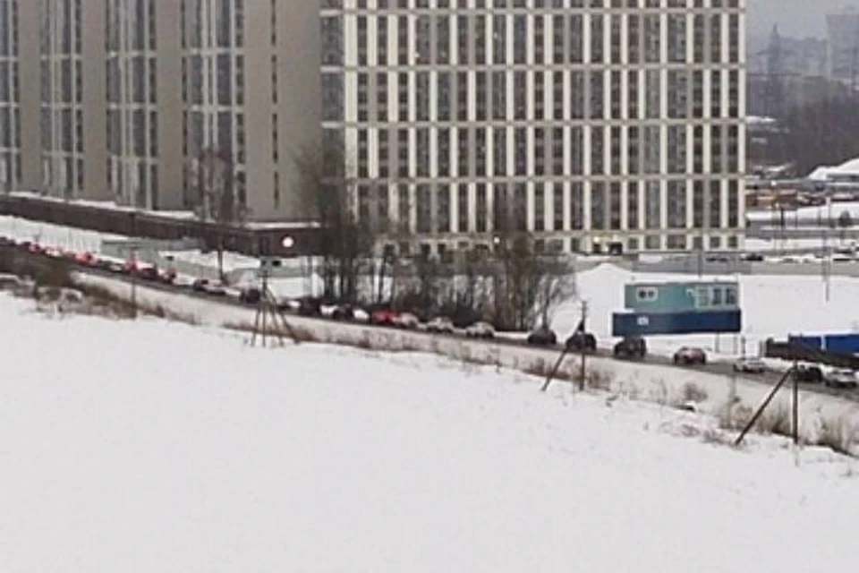 Огромная пробка собралась в Парголово в сторону дороги в Каменку в Петербурге