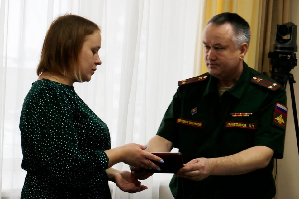 Наталья Бояршина получила награду мужа. Фото: vk.com/mshestakov.official