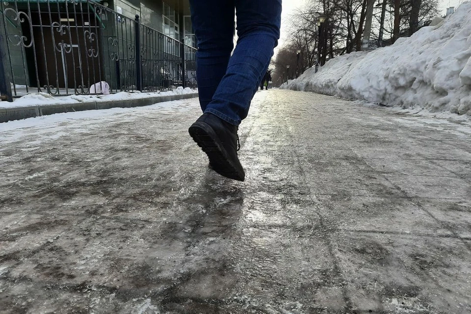 Жители Новосибирска жалуются на гололед, сковавший улицы и тротуары города