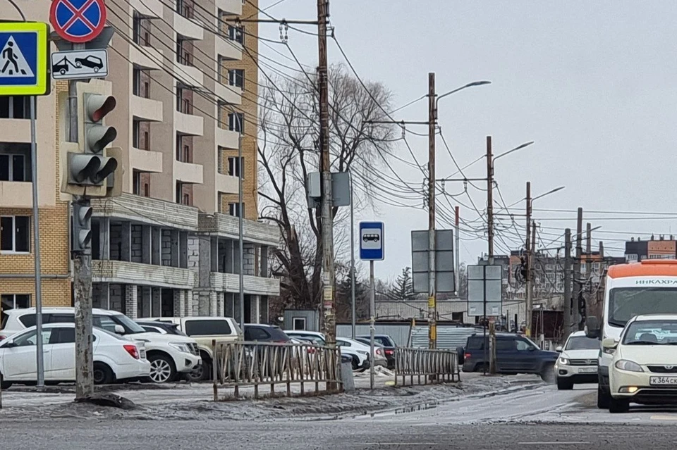 Светофор у «Круиза» развернуло ветром. Фото: https://t.me/Ryazancity62.