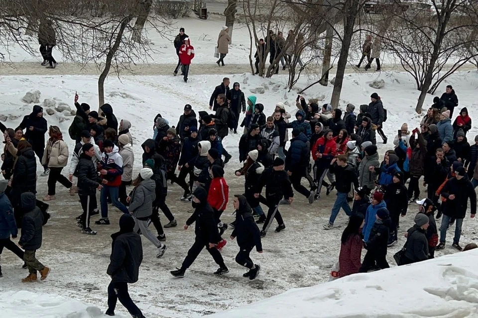 Подростки собираются толпами, а полиция усиливает патруль в городах области. Фото: инцидент Миасс/vk.com.