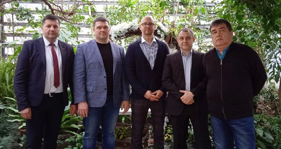 Максим Мухоморов (на фото-второй справа) в составе южноуральской делегации в Уфе. Фото Торговый дом «Полистрой»