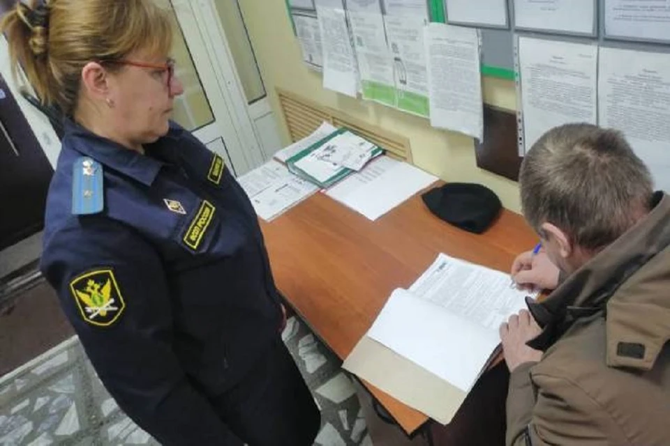 Сибиряк заплатил алименты 18-летней дочери после вмешательства судебных приставов. Фото: УФССП по НСО.