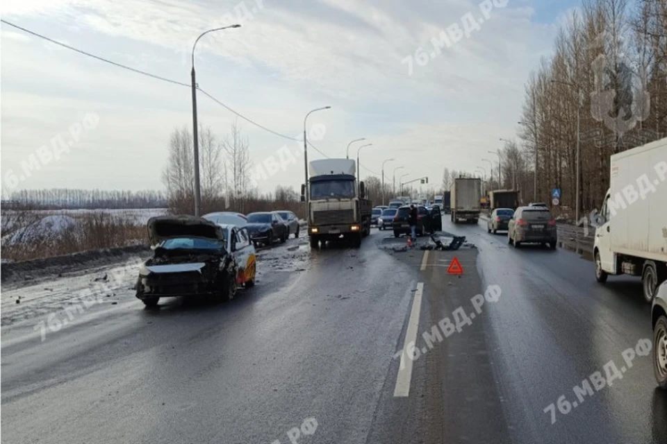 В Ярославском районе на окружной дороге произошла тройная авария