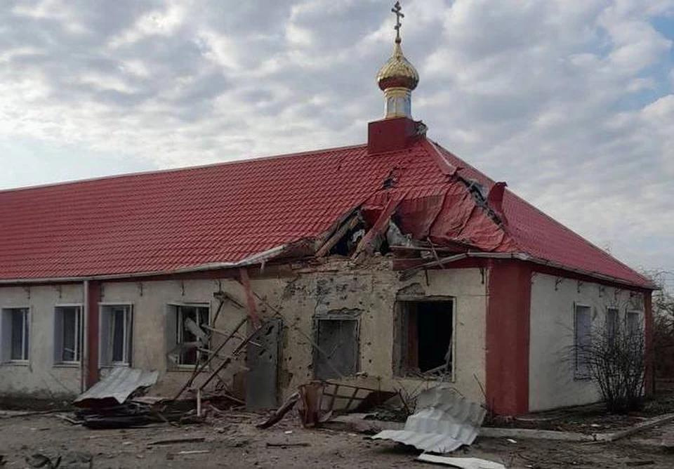 В поселке Красное осколками снарядов сильно повреждены здания школы и молельного дома.