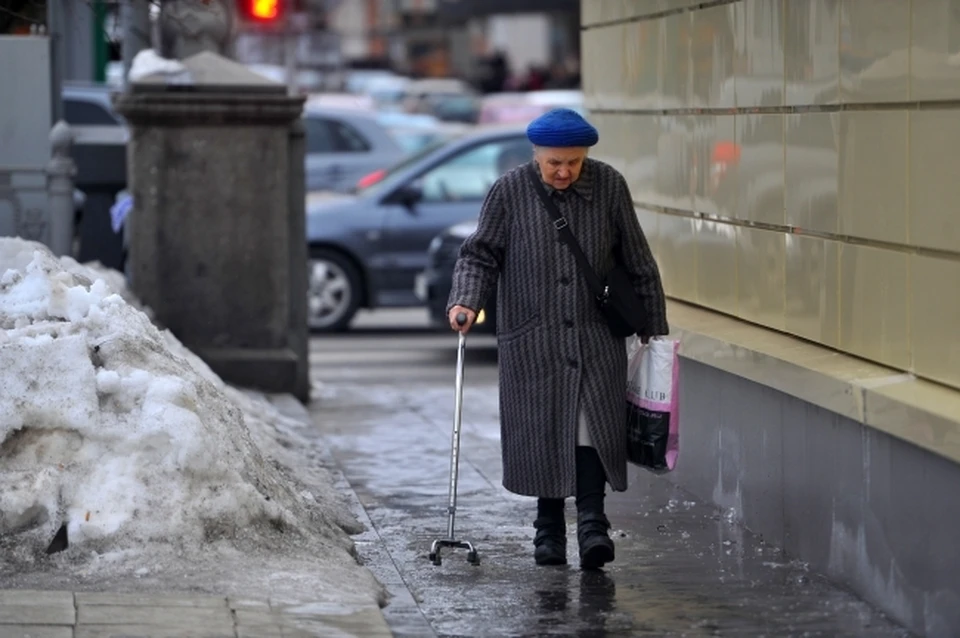 69-летняя пенсионерка поскользнулась на подходе к 1 поликлинике.